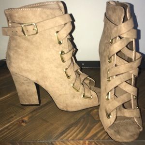 Lace up tan shoes